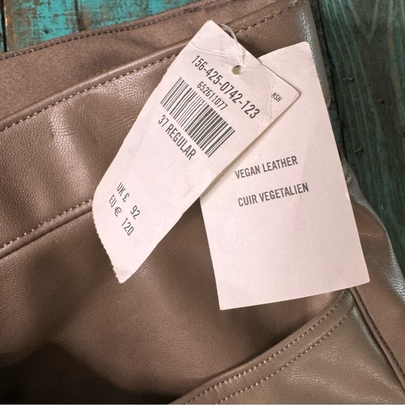 Abercrombie and Fitch The 90s Relaxed Jean High Rise Vegan Leather Cargo Pants - Picture 11 of 12